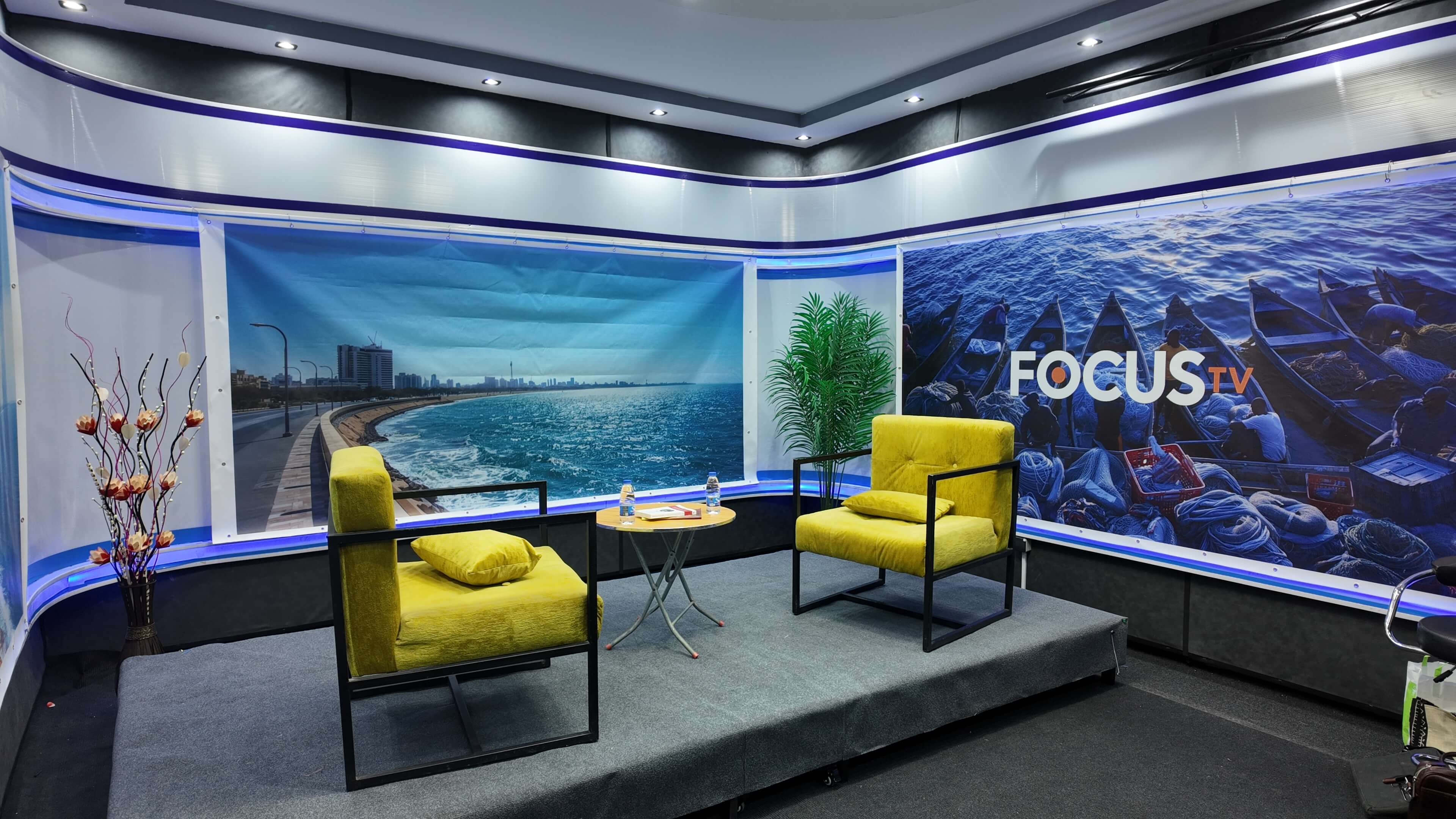 Studio FOCUS TV - Plateau avec fauteuils jaunes